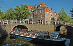 荷兰运河之旅：坐船游览代尔夫特（Deflt）运河