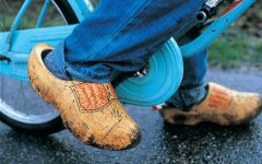 荷兰旅游纪念品：荷兰木鞋-荷兰传统木鞋工艺