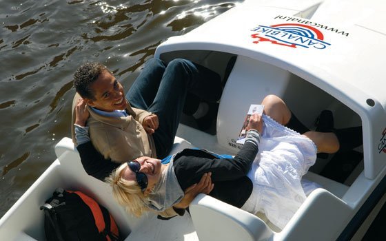 阿姆斯特丹旅游：运河上乘坐脚踏船(pedal boat),欧洲