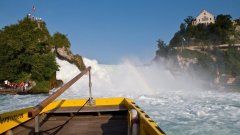 瑞士旅游:从莱茵瀑布乘船到达岸边城堡-劳芬城堡