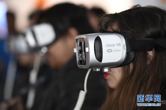 法国拉瓦尔举办的拉瓦尔虚拟科技展 体验虚拟现实头戴式装置,欧洲,欧洲网