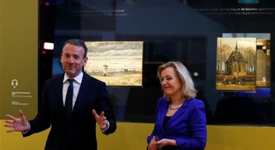 两幅被盗的梵高画作在荷兰首都阿姆斯特丹梵高博物馆展出,欧洲,欧洲网