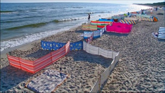 波兰北部的波罗的海沙滩游客使用“沙滩分隔帘”,欧洲