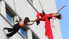空中探戈舞:比利时首都布鲁塞尔大楼的外墙上进行空中探戈表演