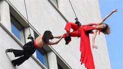 空中探戈舞:比利时首都布鲁塞尔大楼的外墙上进行空中探戈表演
