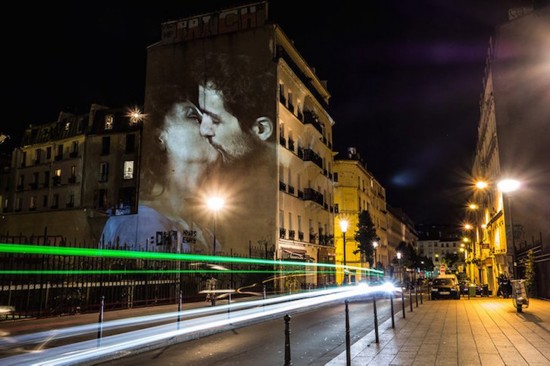 艺术家JulienNonnon最新作品《接吻》用数字投影技术投射巴黎街道上,欧洲,欧洲网
