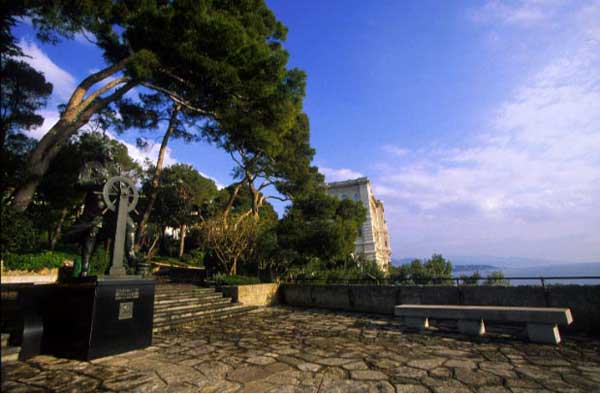摩纳哥旅游景点:Monaco-Ville摩纳哥城的圣马丁花园-悬空于岩石峭壁上,欧洲,欧洲网