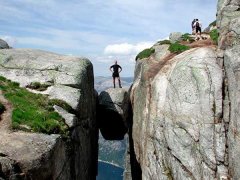 挪威奇迹岩Kjeragbolten/Kjerag:谢拉格山巨岩裂缝中的奇石-奇迹岩