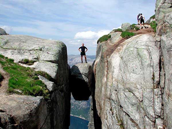 挪威奇迹岩Kjeragbolten/Kjerag:谢拉格山巨岩裂缝中的奇石-奇迹岩,欧洲