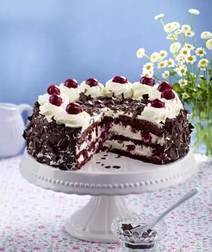 德国美食:黑森林蛋糕Schwarzwälder Kirschtorte-蛋糕铺满黑巧克力碎,欧洲