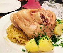 德国柏林美食:水煮猪脚- 配菜德国酸菜、土豆泥和马铃薯
