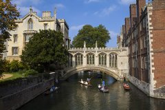 英国剑桥大学圣约翰学院内的叹息桥：得名于意大利威尼斯叹息桥