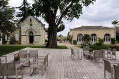 法国波尔多Bordeaux葡萄酒产区圣埃米利翁的村庄景色:白马堡酒庄等