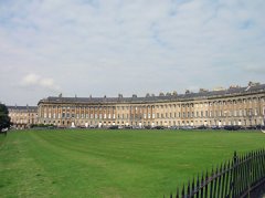 英国世界文化遗产-巴斯小镇Bath旅游景点:皇家新月楼Royal Crescent