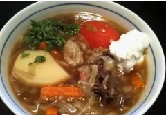 俄罗斯美食：俄罗斯蔬菜汤щи-以牛肉中的牛腱Shank为原料制作