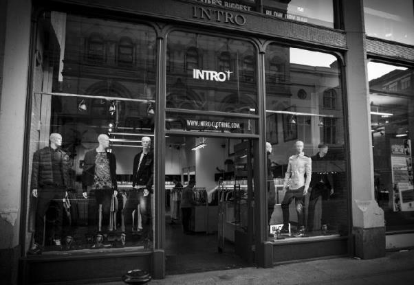 英国最好的10家男装店铺10.Intro/Manchester-黑白装饰色调服装店铺,欧洲,欧洲网