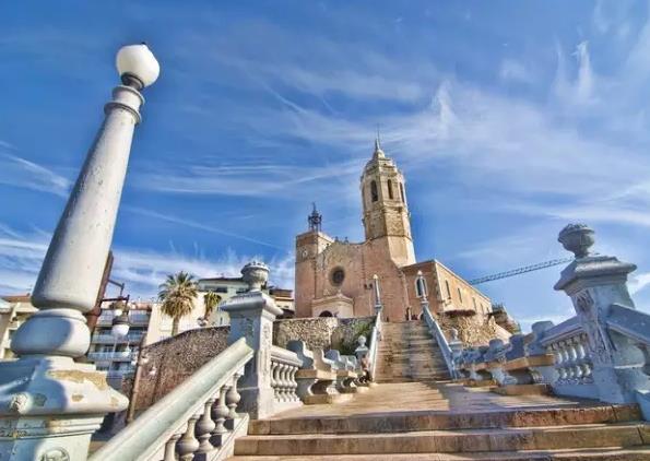 Sitges锡切斯:西班牙巴塞罗那小镇Sitges-蓝色大海的传说海边教堂取景,欧洲