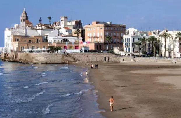 Sitges锡切斯旅游景点：西班牙巴塞罗那海边小镇Sitges的雕塑和酒店,欧洲,欧洲网