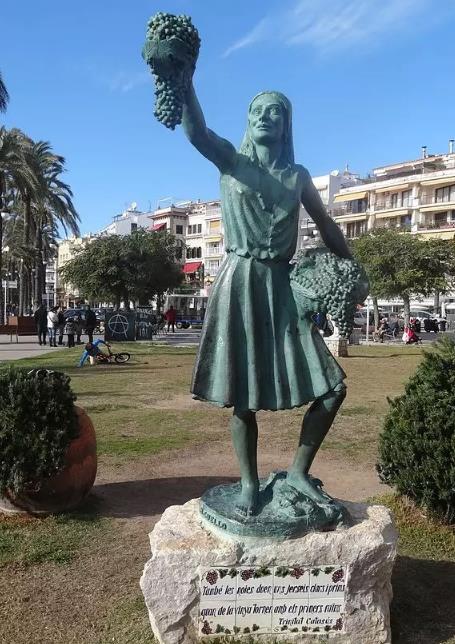 Sitges锡切斯旅游景点：西班牙巴塞罗那海边小镇Sitges的雕塑和酒店,欧洲,欧洲网