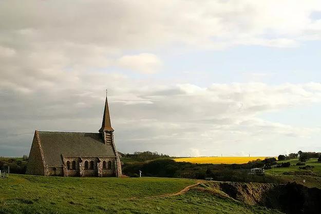 L'église Notre-Dame加德圣母礼拜堂：法国诺曼底小镇Étretat的教堂,欧洲,欧洲网