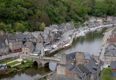 Dinan迪南:法国Brittany小镇迪南Dinan-有陡峭古巷Rue du Petit-Fort