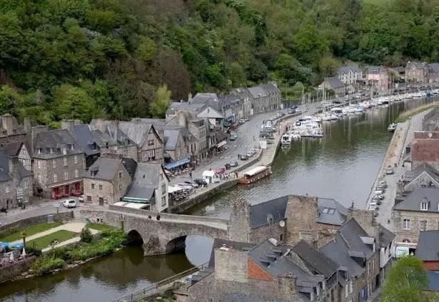Dinan迪南:法国Brittany小镇迪南Dinan-有陡峭古巷Rue du Petit-Fort,欧洲,欧洲网
