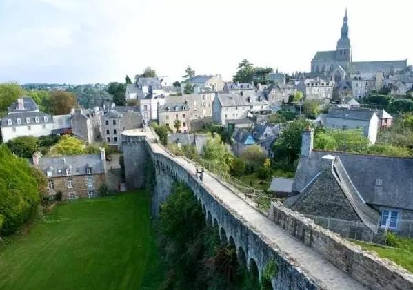 Dinan迪南:法国Brittany小镇迪南Dinan-有陡峭古巷Rue du Petit-Fort,欧洲,欧洲网