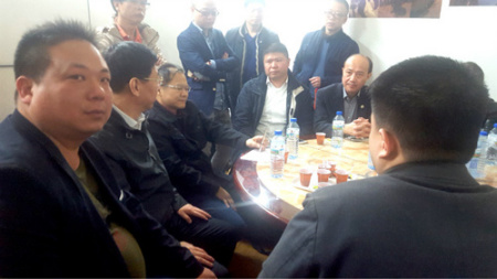 曹华钦主任、陈少奇会长、领事部专员等在华人维权中心商议。(法国欧洲时报网) 华侨华人在欧洲旅行留学遇执法纠纷勿慌 寻求领事保护帮助,欧洲