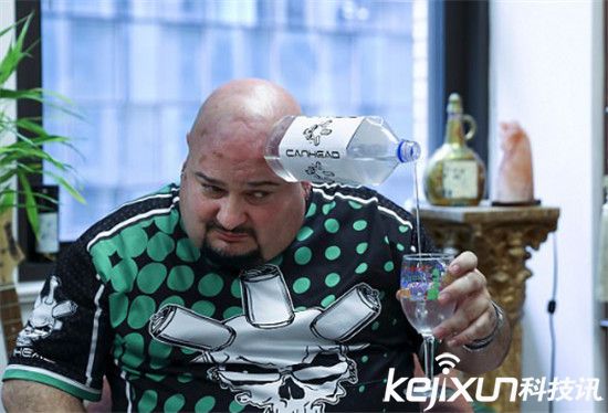 英国每日邮报:美国男子皮肤像吸盘吸引物体 如《X战警》万磁王,欧洲,欧洲网