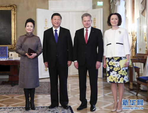 习近平和夫人彭丽媛同尼尼斯托和夫人豪吉欧合影留念。新华社记者 兰红光 摄 芬兰总统尼尼斯托和夫人豪吉欧高规格接待习主席夫妇,欧洲,欧洲网