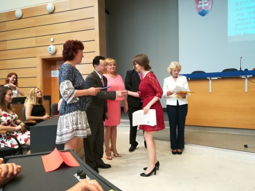 驻斯洛伐克大使林琳赴班斯卡·比斯特里察出席科瓦奇中学结业典礼,欧洲,欧洲网
