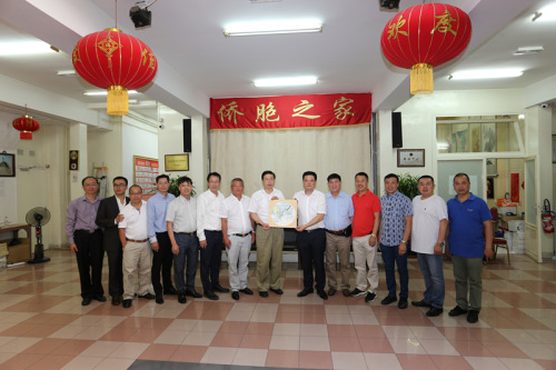冯志农向法国华侨华人会赠送纪念品。 法国福建商会会长蔡国伟副会长徐轶等接待福建侨务代表团访问法国,欧洲,欧洲网