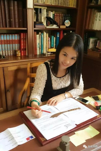 正在工作的Cindy。(《欧洲时报》中东欧版微信公众号“向东向西eastwest88”) 法国温州华商王勤弟Cindy创建轻奢珠宝品牌CISTER和巴黎钻石会所,欧洲,欧洲网