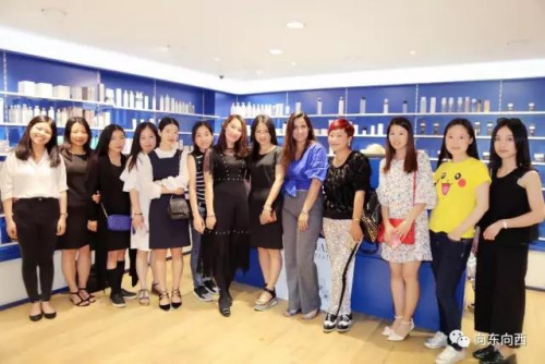 Cindy和她的年轻团队。(《欧洲时报》中东欧版微信公众号“向东向西eastwest88”) 法国温州华商王勤弟Cindy创建轻奢珠宝品牌CISTER和巴黎钻石会所,欧洲,欧洲网