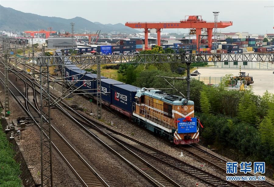 首趟开往捷克布拉格中欧班列从浙江义乌发车载44车88个标箱货物布匹、,欧洲