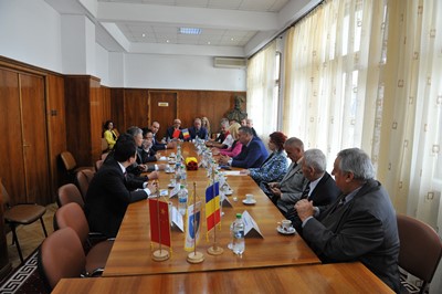 驻罗马尼亚大使徐飞洪夫妇访问登博维察省特尔戈维什泰瓦拉几亚大学,欧洲,欧洲网
