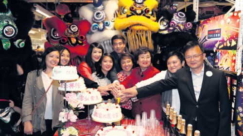 江秀文(右三)与后代共三代一起为店庆40周年切蛋糕。(《欧洲时报》记者黄冠杰 摄) 法国郑辉江秀文巴黎士多集团食品超市在巴黎13区旗舰店举办店庆,欧洲,欧洲网